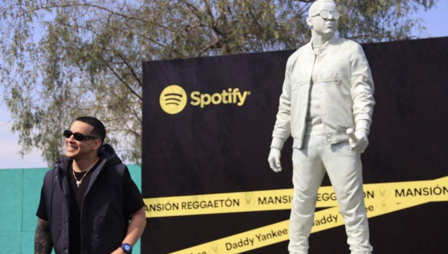 Daddy Yankee recibe estatua de tamaño real como homenaje por su trayectoria: “Me siento honrado”