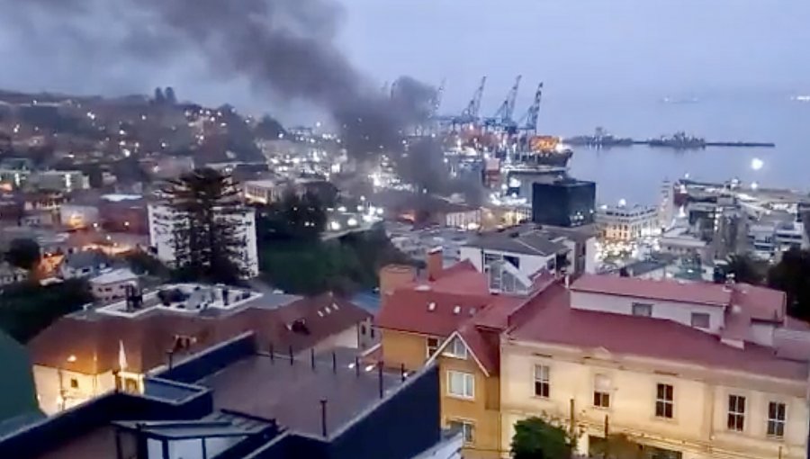 Trabajadores portuarios volvieron a encender barricadas y originan caos en plena hora punta en el plan de Valparaíso