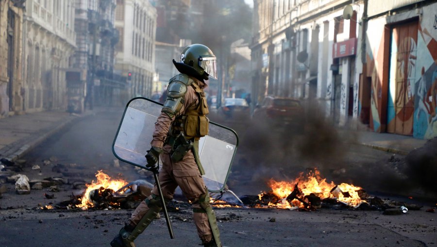 Carabineros intervino para apagar barricadas en el plan de Valparaíso: tránsito fue restablecido tras protesta de portuarios
