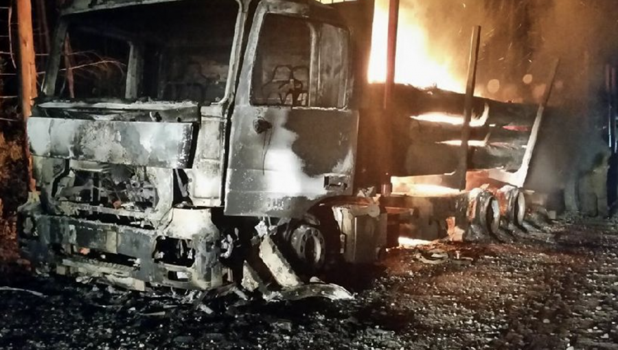 Ataque incendiario terminó con dos camiones de empresas forestales destruidos en ruta que une Purén con Lumaco