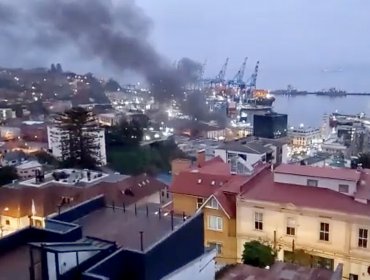 Trabajadores portuarios volvieron a encender barricadas y originan caos en plena hora punta en el plan de Valparaíso