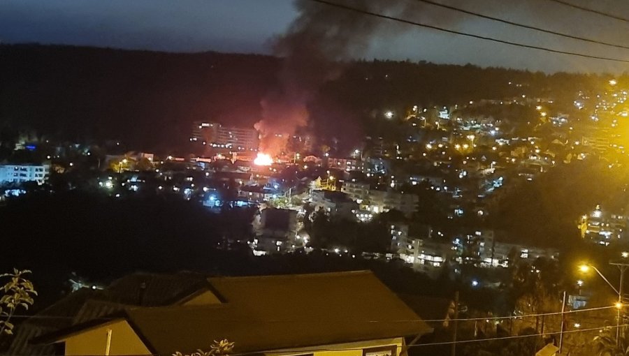 Incendio consumió completamente una vivienda de dos pisos en el sector Los Almendros de Reñaca