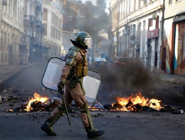 Carabineros intervino para apagar barricadas en el plan de Valparaíso: tránsito fue restablecido tras protesta de portuarios