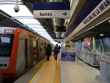 Tras más de una hora: Restablecen servicio en estaciones de Línea 4 del Metro que estuvieron cerradas por persona en las vías