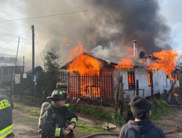 Cuatro viviendas y una iglesia evangélica destruidas dejó incendio en Osorno: 25 personas resultaron damnificadas