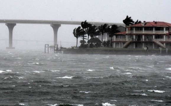 Huracán Ian provoca inundaciones "catastróficas" en la costa oeste de Florida y deja a más de 2 millones de hogares sin electricidad