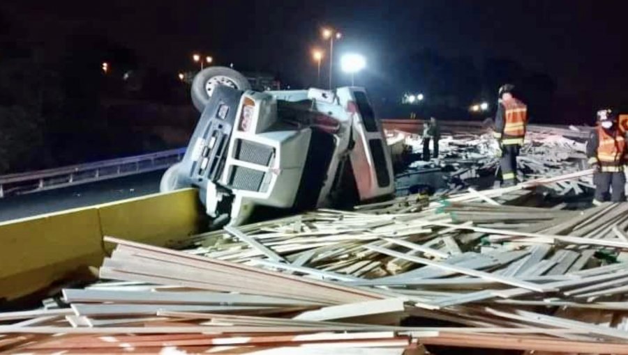 Grave accidente en el Camino Internacional de Viña del Mar: volcamiento de camión deja grave al conductor y ocasiona alta congestión