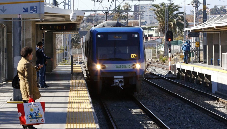 Joven golpeó a mujer, intimidó a usuarios y amenazó con un arma blanca a maquinista en Estación de Quilpué