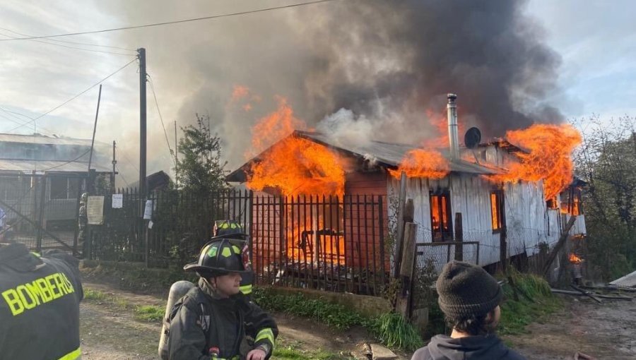 Cuatro viviendas y una iglesia evangélica destruidas dejó incendio en Osorno: 25 personas resultaron damnificadas