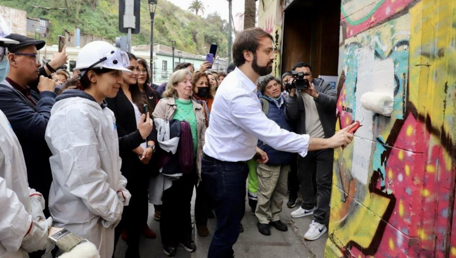 «Primer Brochazo»: Inician proyecto que busca cambiarle el rostro al plan de Valparaíso con pintura de fachadas en emblemáticos barrios