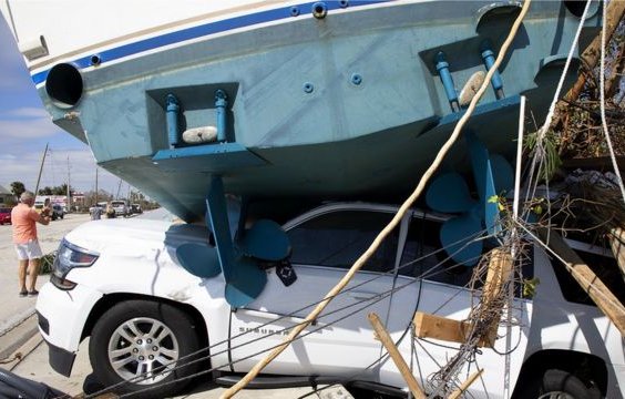 "La gente busca sus barcos en las calles": Cómo la afluente Fort Myers fue arrasada por el huracán Ian en Florida