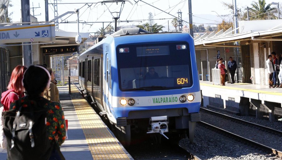 En libertad quedó sujeto que agredió a su pareja y amenazó con arma blanca a pasajeros y guardia del metro de Valparaíso