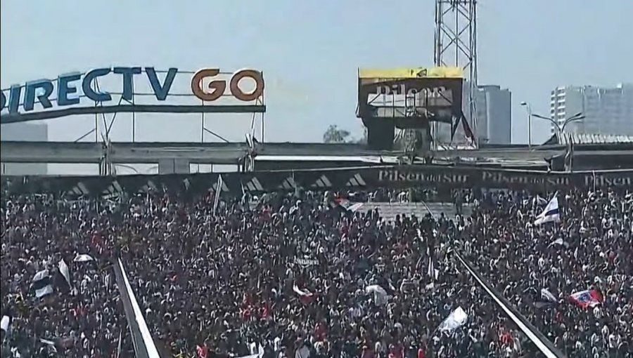 Estructura del Estadio Monumental colapsó luego de que hinchas de Colo-Colo se treparan durante "arengazo"