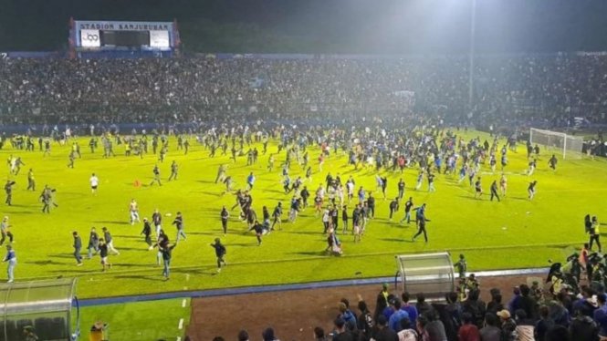 Estampida en partido de fútbol deja al menos 174 muertos en Indonesia