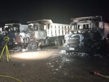 Millonarias pérdidas dejó incendio donde fueron quemados 5 camiones en Puente Alto: Se investiga intencionalidad