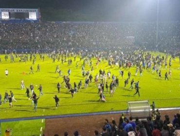 Estampida en partido de fútbol deja al menos 174 muertos en Indonesia