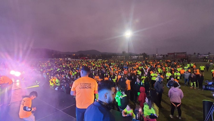 Corrida Familiar Flúor Led 2022 en Limache: Unas 3 mil personas de toda la V Región participaron del evento en el estadio municipal