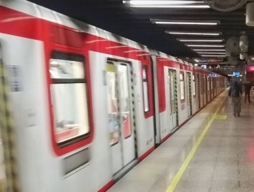 Metro cerró estaciones de la Línea 5 por “alta afluencia de público” tras partido entre Colo-Colo y la UC