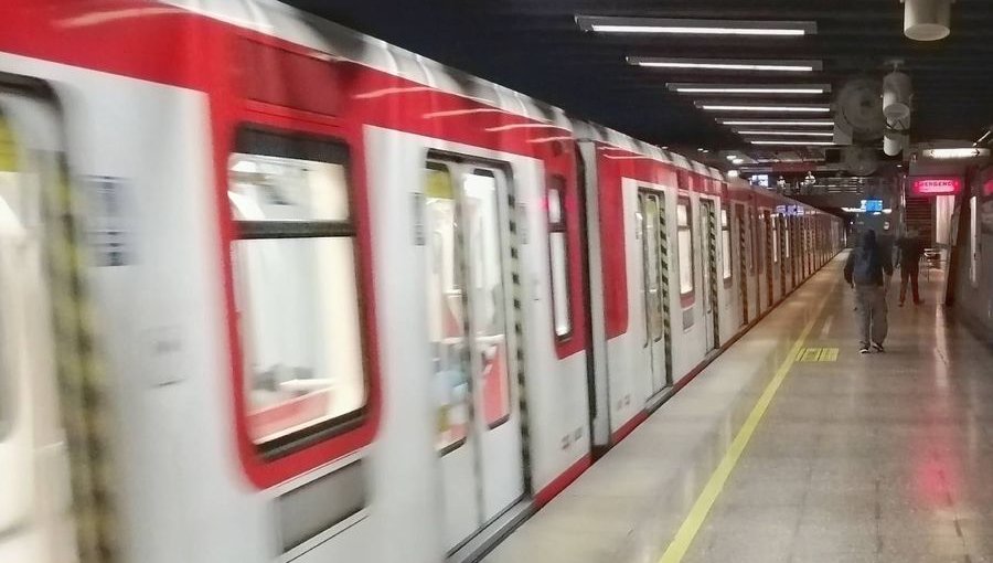 Metro cerró estaciones de la Línea 5 por “alta afluencia de público” tras partido entre Colo-Colo y la UC