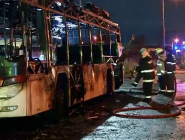 Bus del transporte público fue incendiado por pasajero que hizo descender al resto y le roció líquido acelerante en Pedro Aguirre Cerda