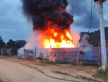 Incendio consume desarmaduría de automóviles en Quilpué: emergencia levantó una gran columna de humo negro