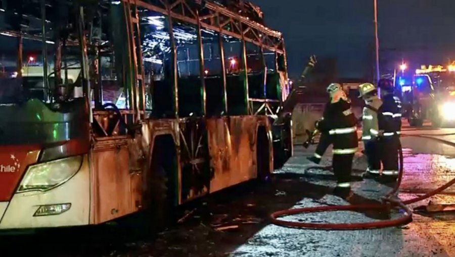 Bus del transporte público fue incendiado por pasajero que hizo descender al resto y le roció líquido acelerante en Pedro Aguirre Cerda