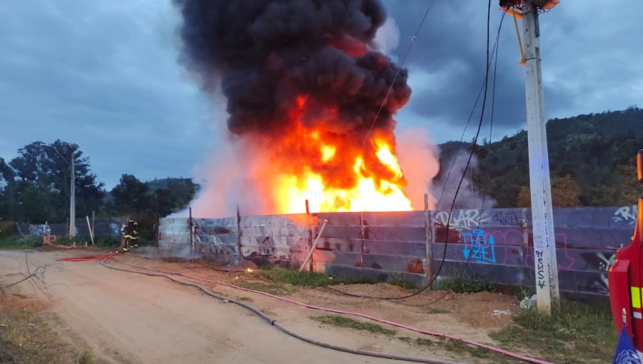 Incendio consume desarmaduría de automóviles en Quilpué: emergencia levantó una gran columna de humo negro