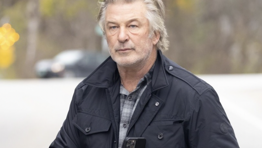 Alec Baldwin habría llegado a acuerdo con familia de Halyna Hutchins, directora de fotografía que falleció en set de grabación de “Rust”