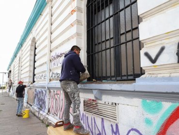 La nueva batalla de Jorge Sharp suma adeptos en Valparaíso: comunidad e instituciones se adhieren a llamado a pintar y cuidar fachadas
