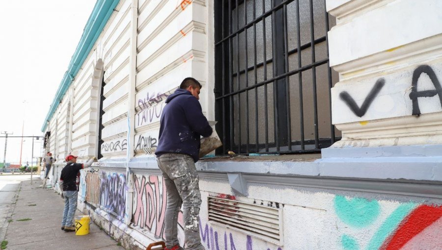 La nueva batalla de Jorge Sharp suma adeptos en Valparaíso: comunidad e instituciones se adhieren a llamado a pintar y cuidar fachadas