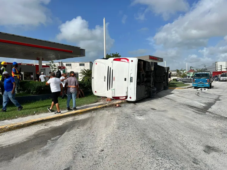 Dos muertos y 48 heridos deja volcamiento de bus en Punta Cana: Cuatro chilenos resultaron lesionados