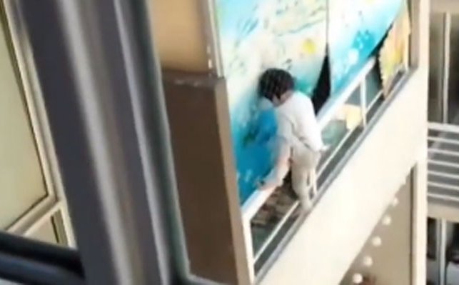 Graban a niño jugando en el borde de un balcón del piso 21 de edificio en supuesta guardería clandestina en Estación Central