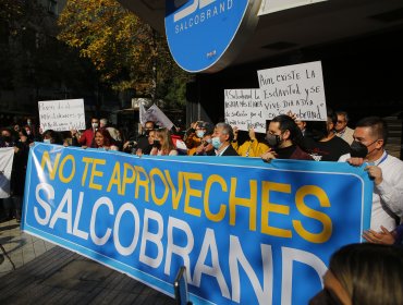 Trabajadores en huelga denuncian "desquiciado y cruel ataque" de Salcobrand mientras se manifestaban al interior de sucursal