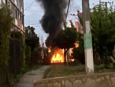 Incendio consume por completo un microbús de la línea 505 en la parte alta de Valparaíso: no hubo lesionados
