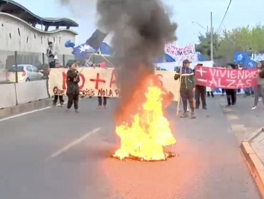Más de un centenar de personas protesta contra el alza de precios y corta el tránsito en la caletera de Américo Vespucio de Peñalolén