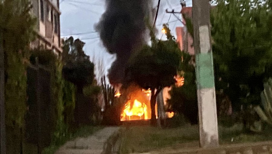 Incendio consume por completo un microbús de la línea 505 en la parte alta de Valparaíso: no hubo lesionados