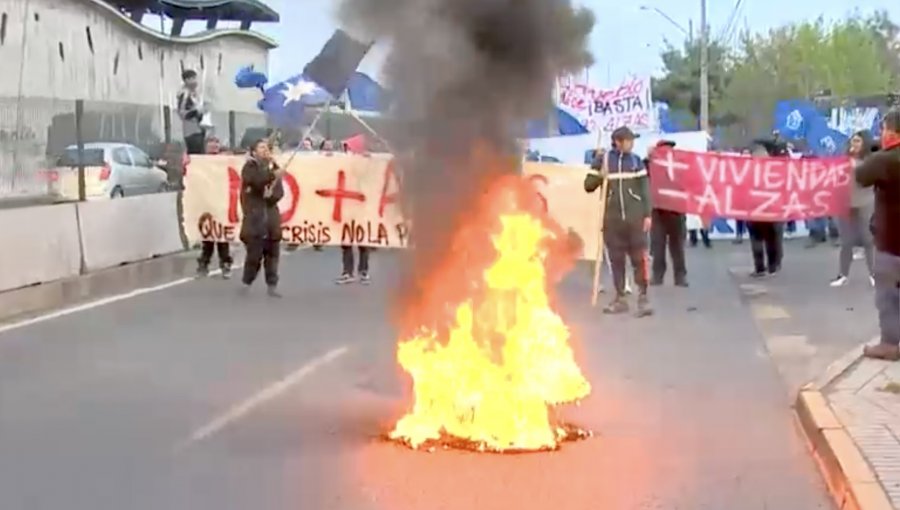 Más de un centenar de personas protesta contra el alza de precios y corta el tránsito en la caletera de Américo Vespucio de Peñalolén