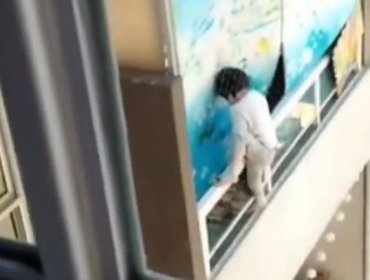 Graban a niño jugando en el borde de un balcón del piso 21 de edificio en supuesta guardería clandestina en Estación Central