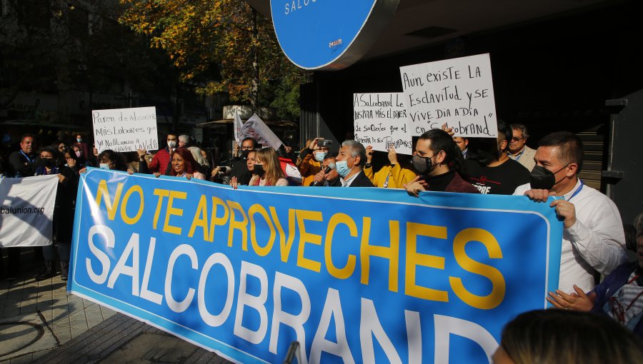 Trabajadores en huelga denuncian "desquiciado y cruel ataque" de Salcobrand mientras se manifestaban al interior de sucursal