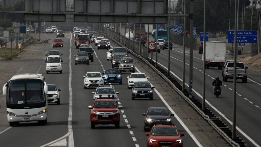 Proyectan que 423 mil vehículos saldrán de la región Metropolitana por el fin de semana largo