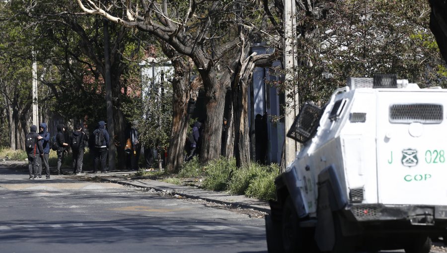 Estudiantes del INBA protagonizaron incidentes y se enfrentaron a Carabineros por cuarto día consecutivo