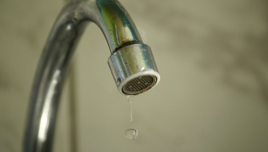 Masivo corte de agua afectará a cerca de 290 mil clientes de ocho comunas de la región Metropolitana
