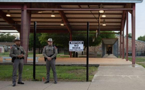 Suspenden al Departamento de Policía de Uvalde por su actuación durante la masacre en la escuela de Texas