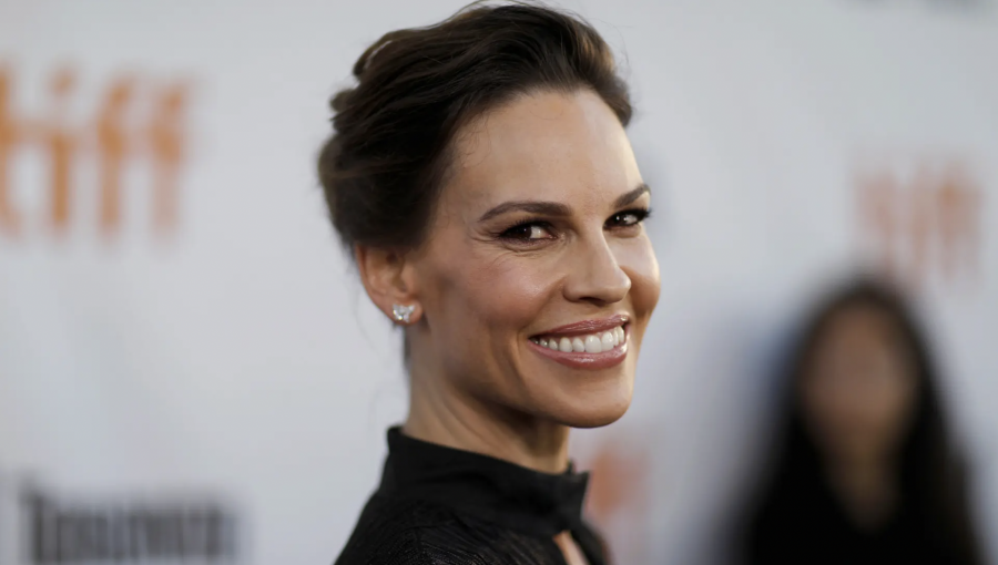 Hilary Swank anunció que se convertirá en madre por primera vez a los 48 años