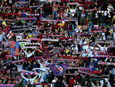 Hinchas del Bologna "apretaron" a jugadores, pero Gary Medel terminó increpándolos a ellos