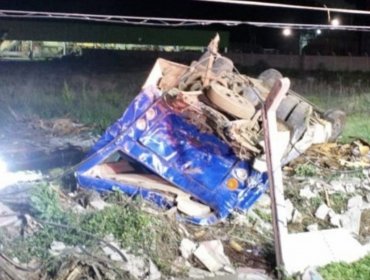 Choque entre un minibús y un camión en ruta 5 Sur de Talca dejó un muerto y cuatro personas con riesgo vital