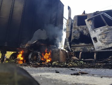 Seis encapuchados armados intimidaron a trabajador y quemaron tres camiones, maquinaria y una camioneta en Freire