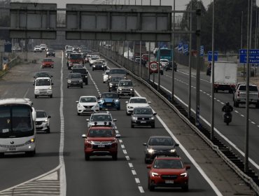 Proyectan que 423 mil vehículos saldrán de la región Metropolitana por el fin de semana largo