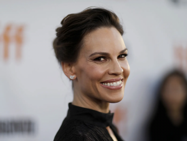 Hilary Swank anunció que se convertirá en madre por primera vez a los 48 años