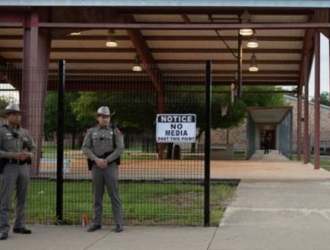 Suspenden al Departamento de Policía de Uvalde por su actuación durante la masacre en la escuela de Texas